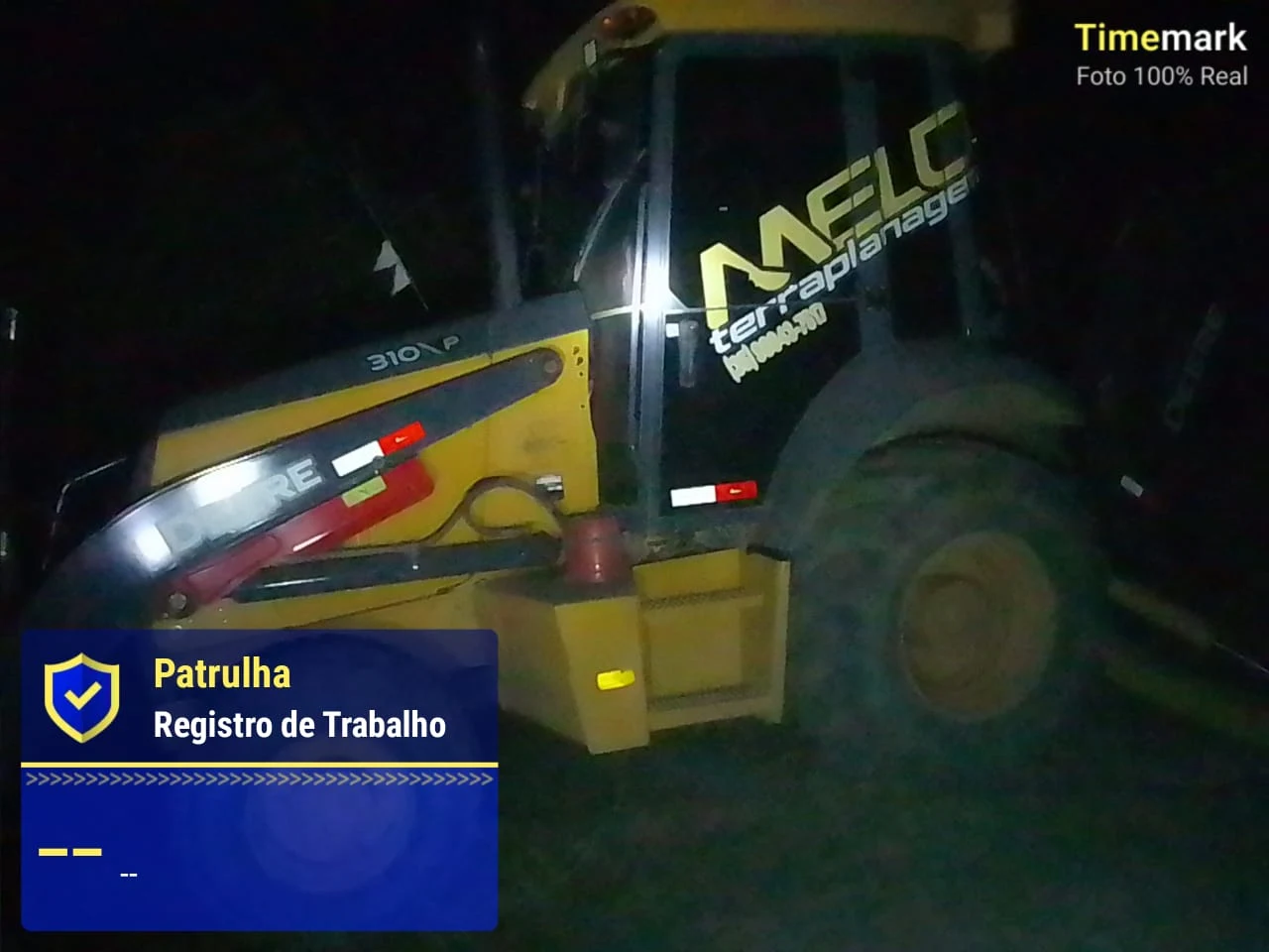 Registro noturno de máquina pesada com identificação de patrulha