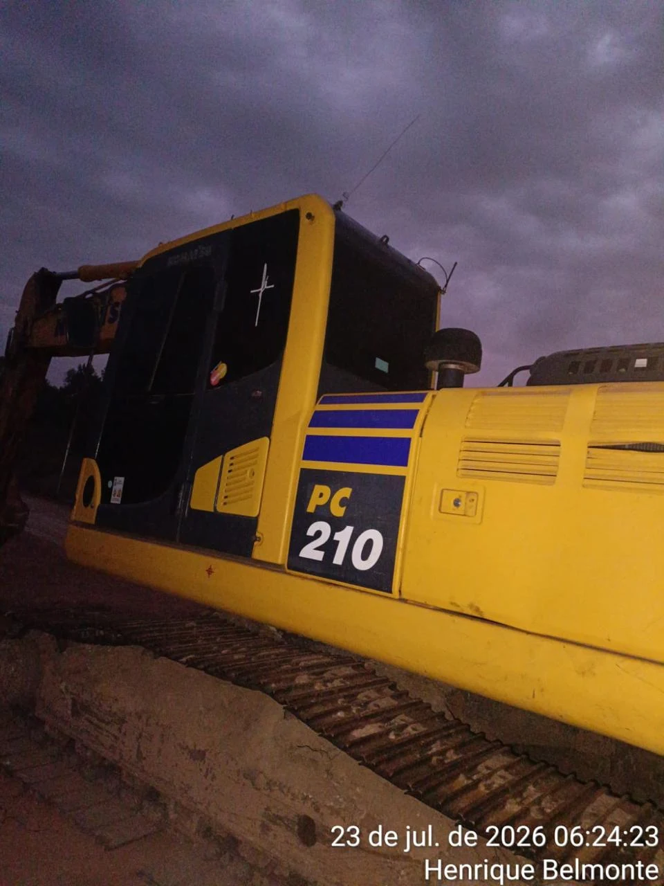 Máquina pesada em operação em área de campo
