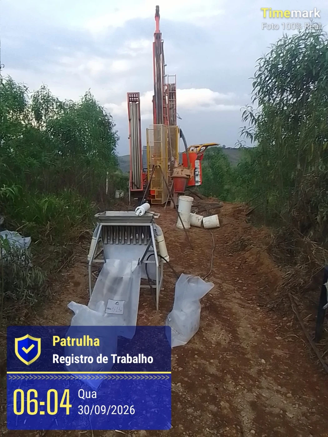Equipamento de perfuração em área de operação rural
